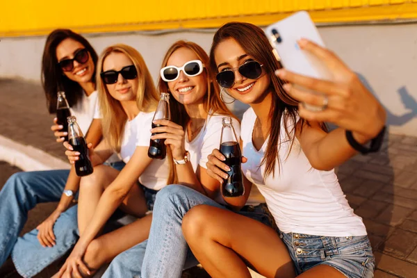 Giovani Amici Che Bevono Drink Divertendosi Insieme Scattando Selfie Telefono — Foto Stock