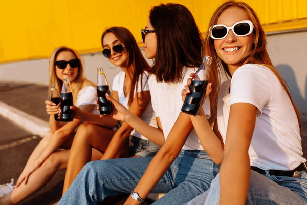 Amigos Felizes Bebendo Uma Bebida Divertindo Juntos Dia Ensolarado Verão — Fotografia de Stock