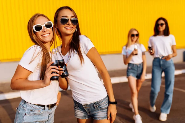 Amigos Jóvenes Mujeres Jóvenes Con Estilo Caminan Alegremente Beben Bebidas — Foto de Stock