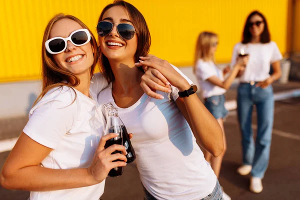 Jonge Vrienden Stijlvolle Jonge Vrouwen Vrolijk Wandelen Drinken Drankjes Zomer — Stockfoto