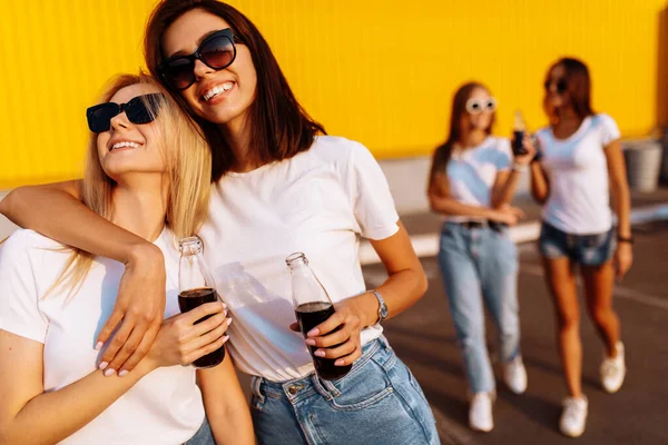 Jovens Amigos Felizes Jovens Namoradas Elegantes Divertir Andando Bebendo Bebidas — Fotografia de Stock
