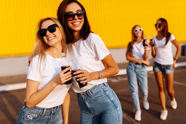 Jovens Amigos Felizes Jovens Namoradas Elegantes Divertir Andando Bebendo Bebidas — Fotografia de Stock