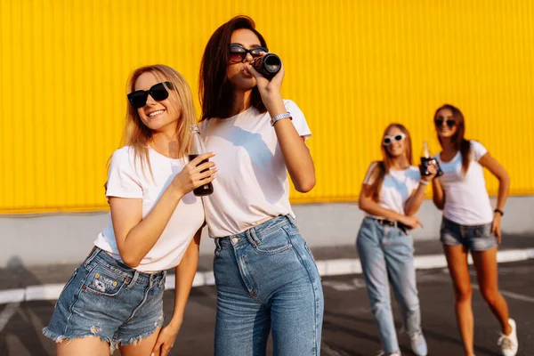 Jovens Amigos Felizes Jovens Namoradas Elegantes Divertir Andando Bebendo Bebidas — Fotografia de Stock