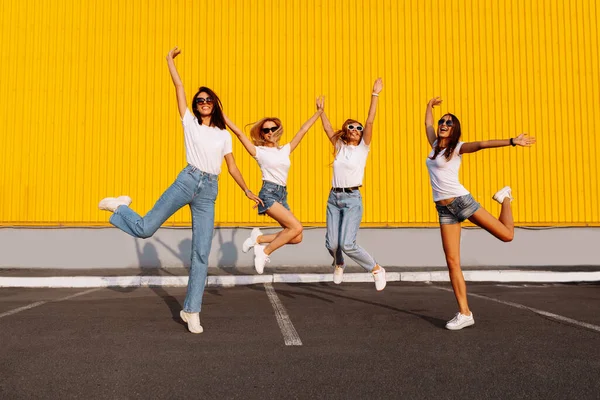 Amigos Femininos Atraentes Felizes Pulando Divertindo Dia Ensolarado Verão Fundo — Fotografia de Stock