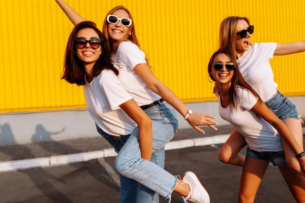 Vrolijke Gelukkige Vrienden Rijden Elkaar Rug Lachen Hebben Plezier Een — Stockfoto