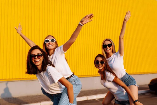 Vrolijke Gelukkige Vrienden Rijden Elkaar Rug Lachen Hebben Plezier Een — Stockfoto