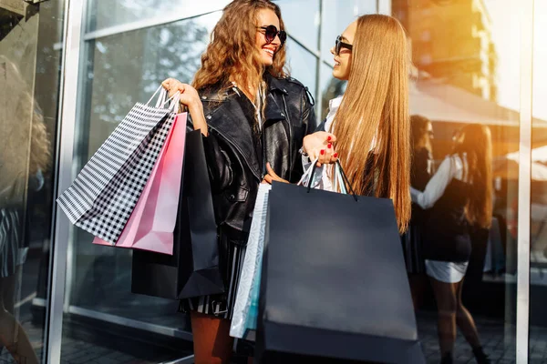 Felices Amigos Compras Dos Hermosas Mujeres Jóvenes Con Bolsas Compras — Foto de Stock