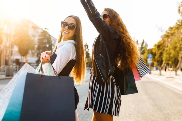 Dos Mujeres Jóvenes Con Bolsas Compras Están Caminando Por Ciudad — Foto de Stock