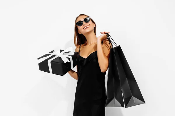 Mujer Joven Feliz Vestido Negro Pie Sobre Fondo Blanco Con —  Fotos de Stock