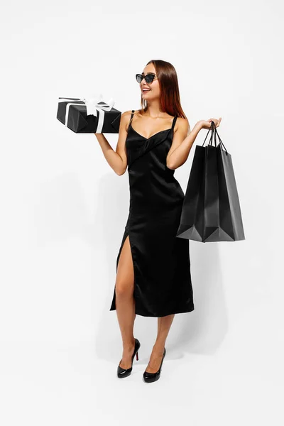 Черная Пятница Распродажа Молодая Женщина Черном Элегантном Платье Воздушными Шарами — стоковое фото