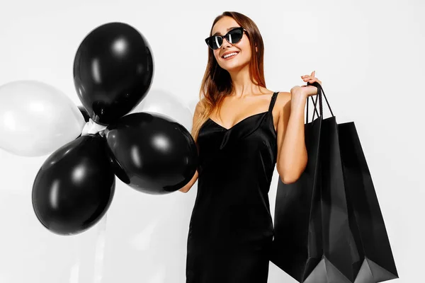 Joyeux Jeune Femme Robe Noire Avec Ballons Sacs Provisions Sur — Photo