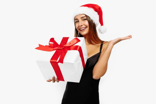 Opgewonden Jonge Vrouw Rode Kerstman Hoed Zwarte Jurk Met Cadeau — Stockfoto