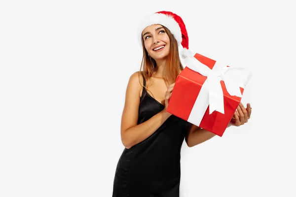 Jeune Femme Excitée Chapeau Rouge Noël Avec Boîte Cadeau Sur — Photo
