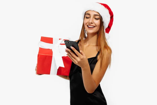 Glückliche Junge Frau Rotem Weihnachtsmütze Mit Geschenkbox Und Mit Handy — Stockfoto