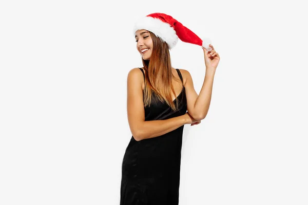 Gelukkig Brunette Kerstmis Rode Hoed Elegante Zwarte Jurk Witte Achtergrond — Stockfoto