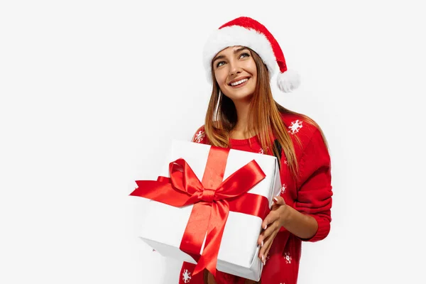 Junge Frau Weihnachtspullover Und Nikolausmütze Mit Einem Geschenk Auf Weißem — Stockfoto