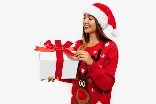 Giovane Donna Allegra Maglione Natale Cappello Babbo Natale Con Regalo — Foto Stock