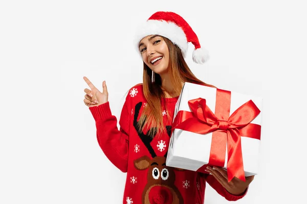 Jeune Femme Pull Noël Chapeau Noël Tenant Boîte Cadeau Pointant — Photo