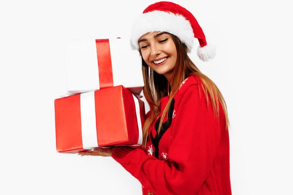 Podekscytowana Młoda Kobieta Czerwonym Swetrze Santa Claus Kapelusz Trzymając Wiele — Zdjęcie stockowe