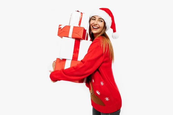 Jeune Femme Excitée Pull Rouge Chapeau Santa Claus Tenant Nombreux — Photo