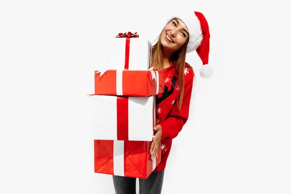 Glücklich Schöne Brünette Rotem Pullover Und Nikolausmütze Mit Vielen Geschenken — Stockfoto