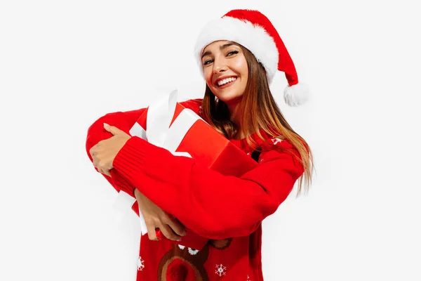 Feliz Bonito Jovem Mulher Camisola Natal Chapéu Santa Claus Abraçando — Fotografia de Stock