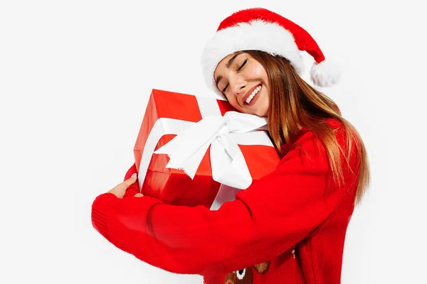 Glückliche Niedliche Junge Frau Weihnachtspullover Und Weihnachtsmann Hut Umarmung Geschenk — Stockfoto