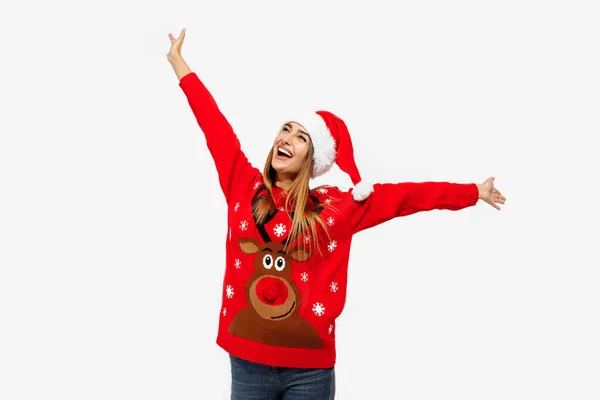 Opgewonden Jonge Vrouw Kerst Trui Kerstman Hoed Plezier Hebben Witte — Stockfoto