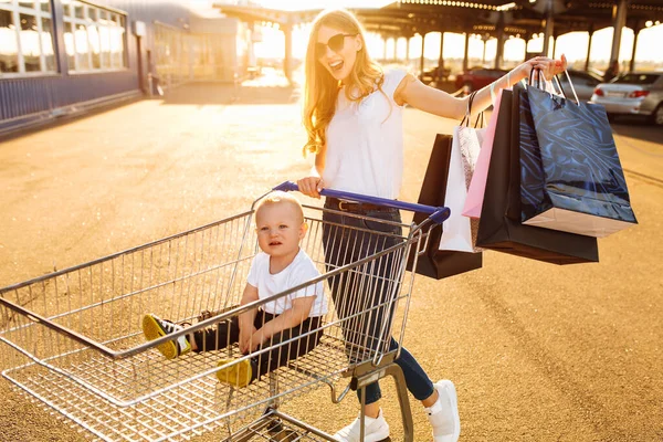 Familia Feliz Mamá Con Bebé Compras Junto Con Carro Bolsas — Foto de Stock