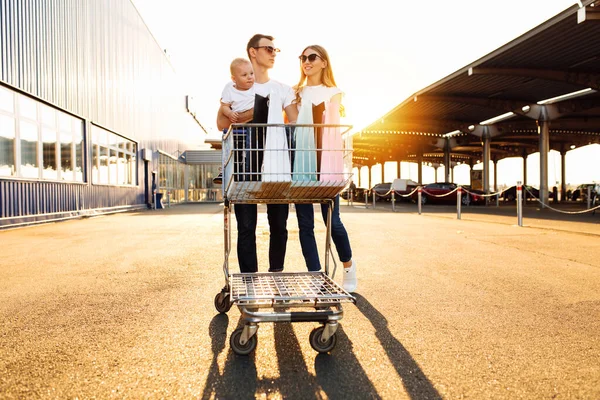 Famiglia Felice Con Bambino Con Borse Della Spesa Carrello Della — Foto Stock