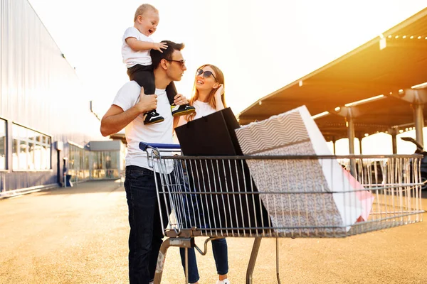 Famiglia Felice Con Bambino Con Borse Della Spesa Carrello Della — Foto Stock