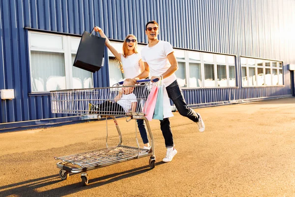 Famiglia Con Bambino Con Shopping Bag Carrello Sullo Sfondo Del — Foto Stock