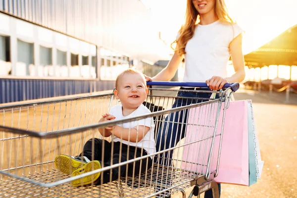 Eccitato Giovane Madre Con Bambino Borse Della Spesa Carrello Della — Foto Stock