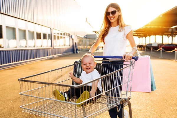 Eccitato Giovane Madre Con Bambino Borse Della Spesa Carrello Della — Foto Stock