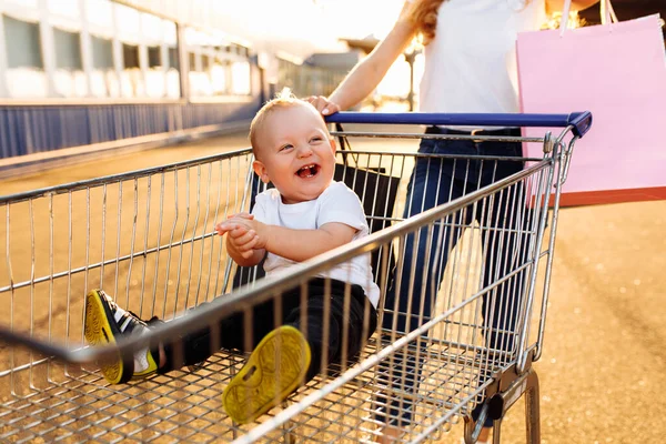 Giovane Madre Felice Con Bambino Shopping Bags Carrello Vicino Centro — Foto Stock