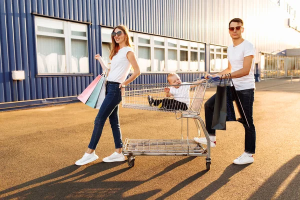 Famiglia Felice Con Bambino Con Borse Della Spesa Carrello Della — Foto Stock