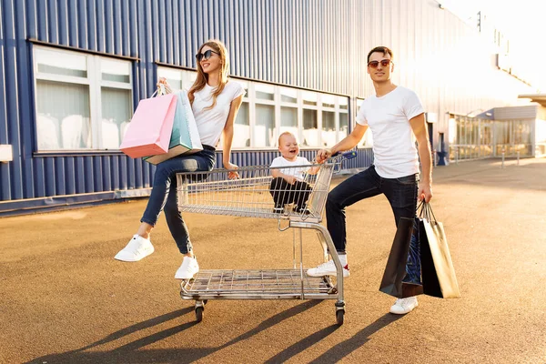 Famiglia Felice Con Shopping Bag Divertirsi Cavalcando Carrello Della Spesa — Foto Stock