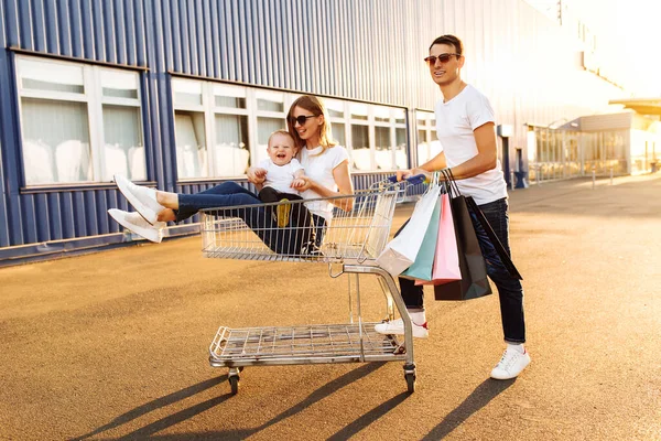 Szczęśliwa Rodzina Torbami Zakupy Zabawy Jazda Wózku Świeżym Powietrzu Rodzinna — Zdjęcie stockowe