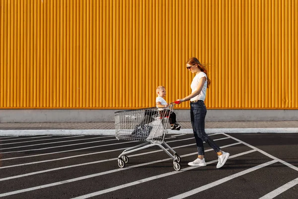 Attraente Felice Giovane Donna Occhiali Sole Shopping Con Bambino Piccolo — Foto Stock