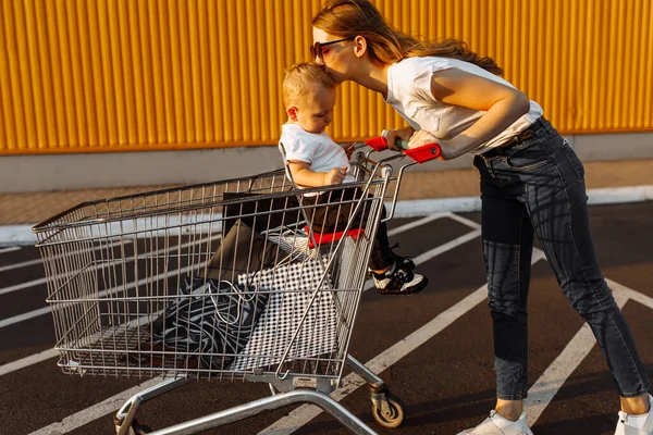 Attraente Felice Giovane Donna Occhiali Sole Shopping Con Bambino Piccolo — Foto Stock