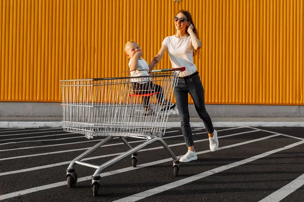 Felice Eccitato Giovane Donna Con Bambino Con Carrello Della Spesa — Foto Stock