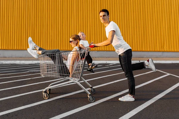 兴奋快乐的家庭在户外购物车上玩乐 家庭购物理念 — 图库照片