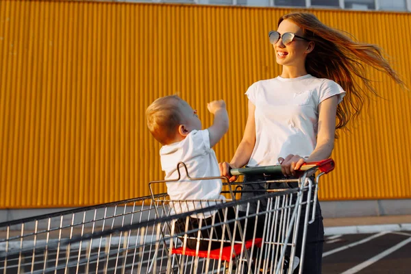 Giovane Donna Felice Con Bambino Con Carrello Della Spesa Sulla — Foto Stock