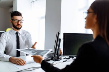 İş ortakları ofiste bir toplantıda belge ve fikirleri tartışıyor, iş konsepti