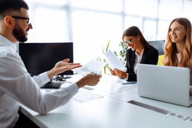 İş ortakları, iş arkadaşları ofiste bir toplantıda belge ve fikirleri tartışıyor, iş kavramı