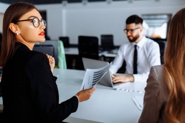 Ofisteki iş adamları takım çalışması, iş konsepti