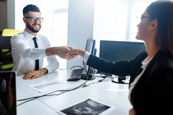 Empresários Apertando Mãos Terminando Uma Reunião Negócios Depois Dia Trabalho — Fotografia de Stock