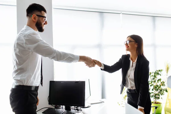 Empresários Apertando Mãos Terminando Uma Reunião Negócios Depois Dia Trabalho — Fotografia de Stock