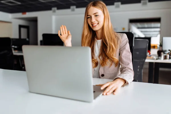 Negocio Feliz Joven Mujer Sentada Mesa Oficina Utilizando Ordenador Portátil —  Fotos de Stock