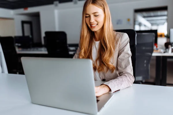 Geschäftsfrau Arbeitet Mit Laptop Tisch Büro — Stockfoto